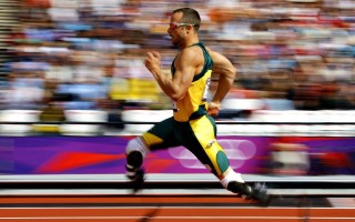 竞彩网|憨厚弟弟赛场绽放耀眼魅力，青春活力演绎可口体育风尚